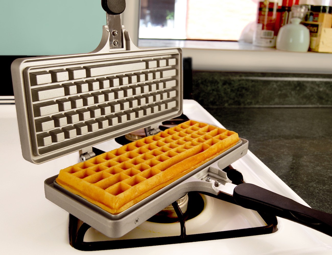 Нужна ли вафельница. Электровафельница Hi CG-301. Waffle maker вафельница. Вафельница wafel mal-02wf. Huracan вафельница.