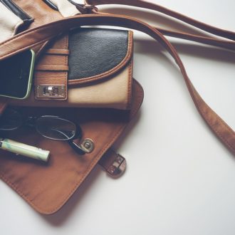 A Beginner Guide to Buying Right Handbag