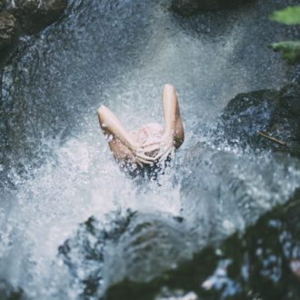 Applying the Best Shampoo for Oily Skin